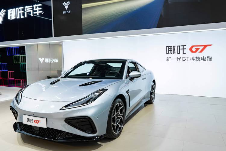 广州142哪吒汽车在智能汽车领域的表现，领途汽车在新能源汽车市场中的影响力